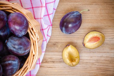 sepet içinde organik olgun Erik