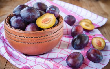 Organik olgun Erik bir kil kase