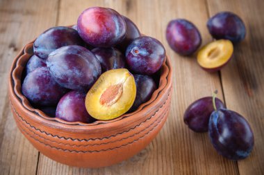 Organik olgun Erik bir kil kase