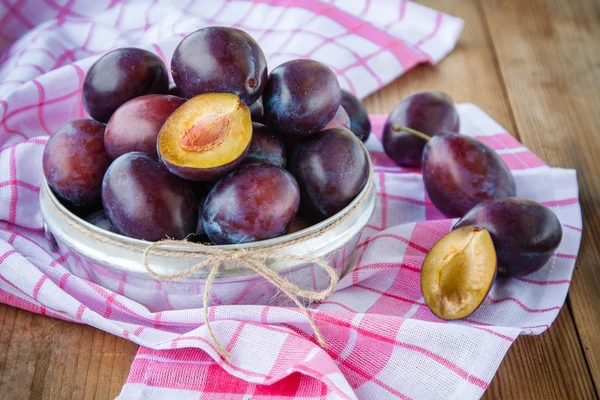 Ripe organic plums in a bowl — Stock Photo, Image