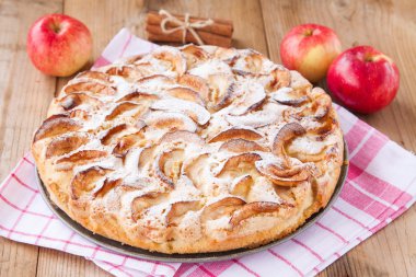 Tarçın bir ahşap zemin üzerine elmalı turta 