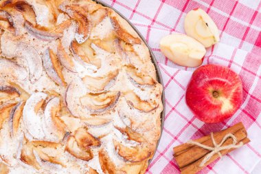 Ahşap arka planda elmalı turta 