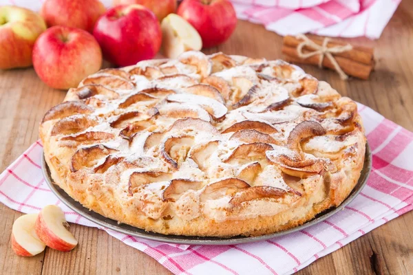 Яблочный пирог на деревянном фоне с корицей — стоковое фото