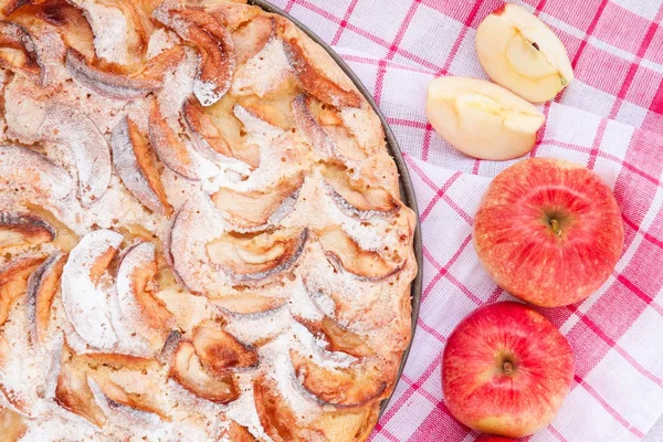 Torta de maçã em um fundo de madeira — Fotografia de Stock