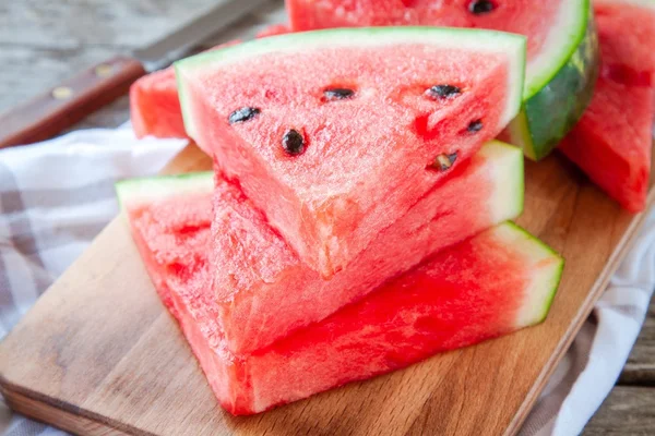 Scheiben frische saftige Bio-Wassermelone — Stockfoto