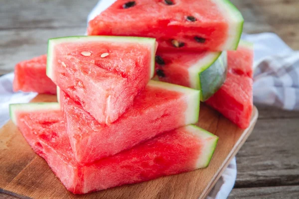 Skivor av färsk saftiga ekologisk vattenmelon — Stockfoto