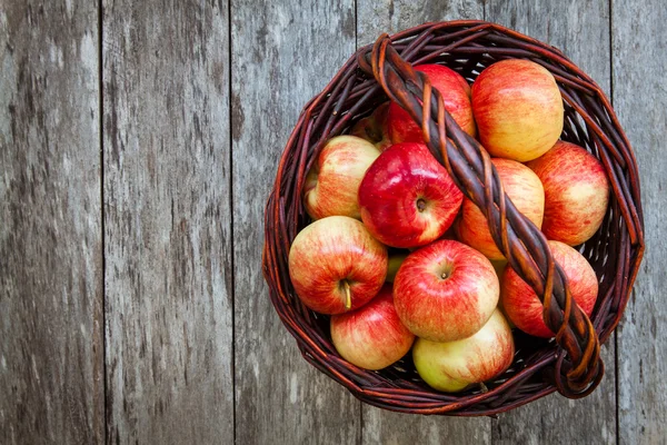Rijpe biologische rode appels in een mand — Stockfoto