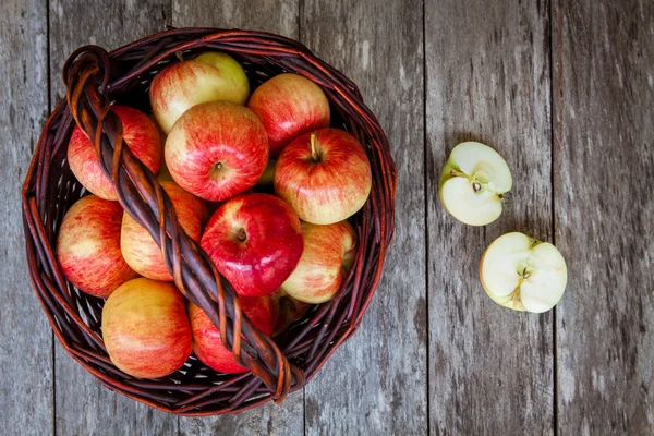 Rijpe biologische rode appels in een mand — Stockfoto