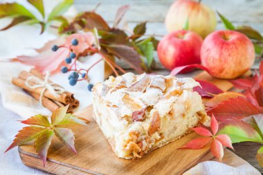 dilim elma pasta ahşap zemin 