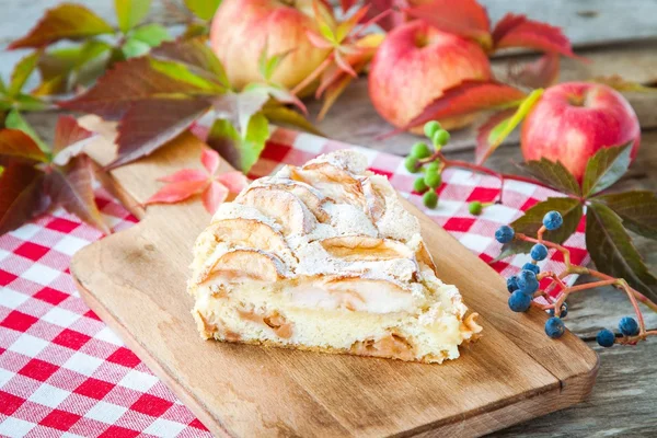 Morceau de tarte aux pommes sur un fond en bois — Photo