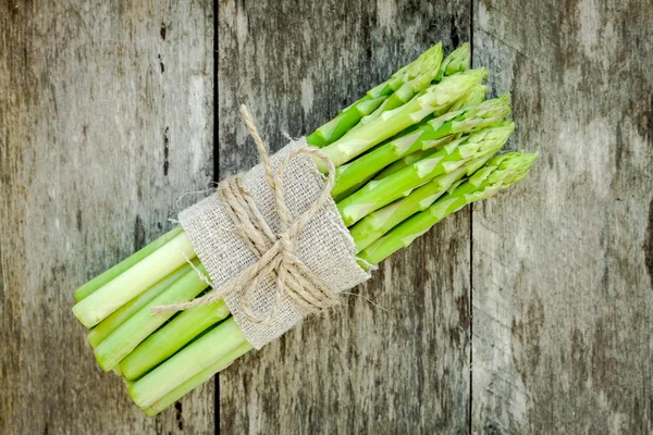 Bundle of of ripe organic asparagus — Stock Photo, Image