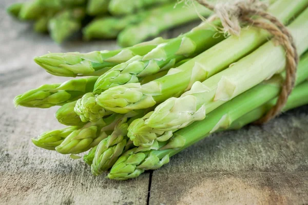 Bündel reifen Bio-Spargels — Stockfoto