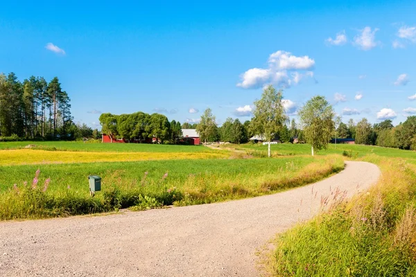 Casas vermelhas em uma paisagem rural — Fotografia de Stock