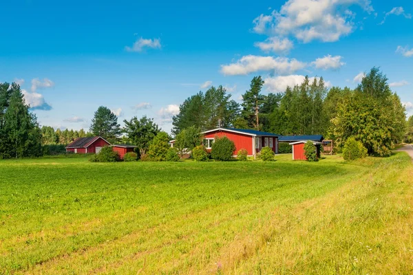 Casas vermelhas em uma paisagem rural — Fotografia de Stock