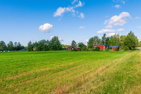 Casas vermelhas em uma paisagem rural — Fotografia de Stock
