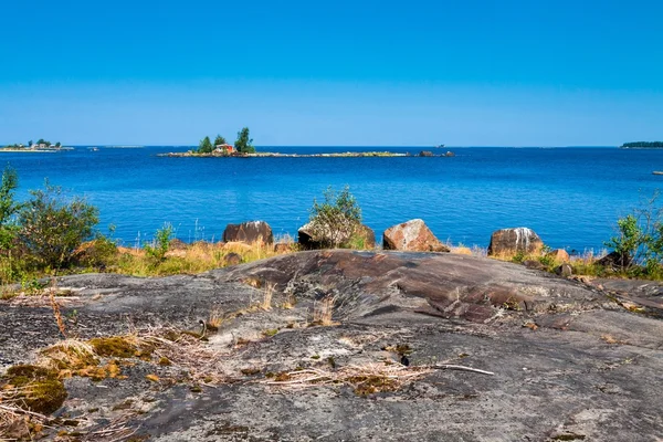 Красная кабина в море — стоковое фото