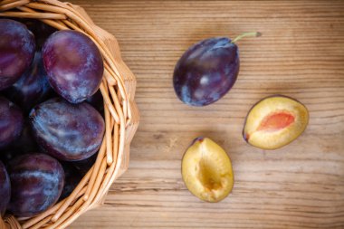 sepet içinde organik olgun Erik