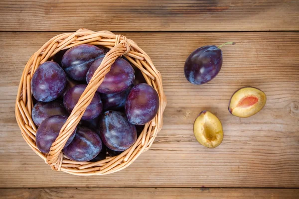 sepet içinde organik olgun Erik