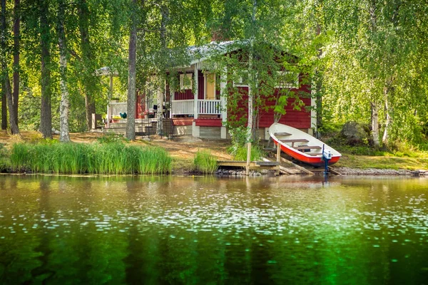 Huisje bij het meer in rural finland — Stockfoto