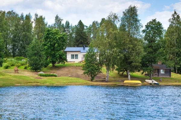 Casa junto ao lago na zona rural da Finlândia — Fotografia de Stock