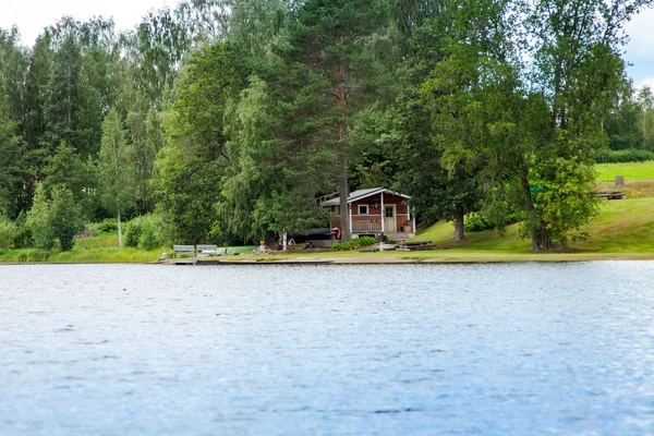 Huisje bij het meer in rural finland — Stockfoto