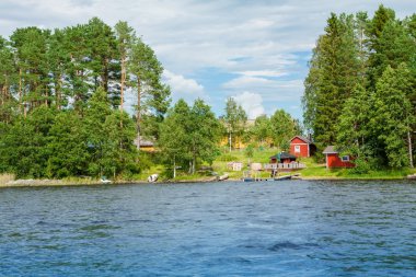 kırsal Finlandiya göl kenarında yazlık