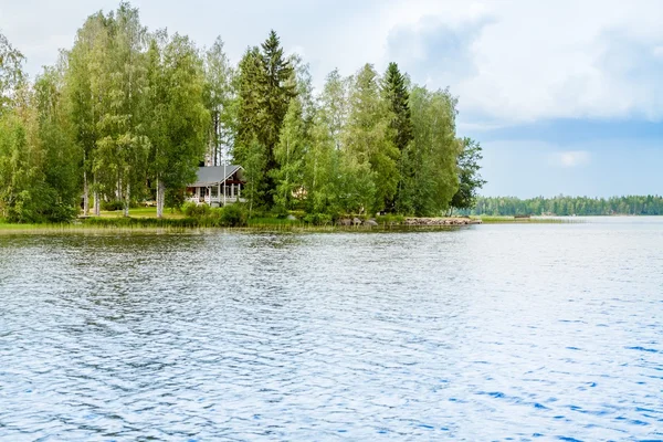 Huisje bij het meer in rural finland — Stockfoto