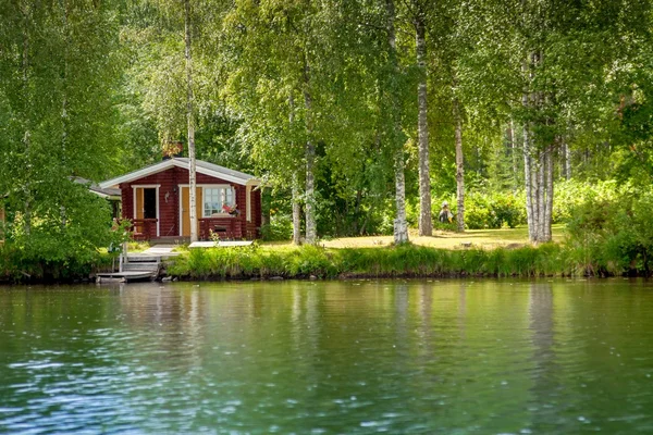 Huisje bij het meer in rural finland — Stockfoto