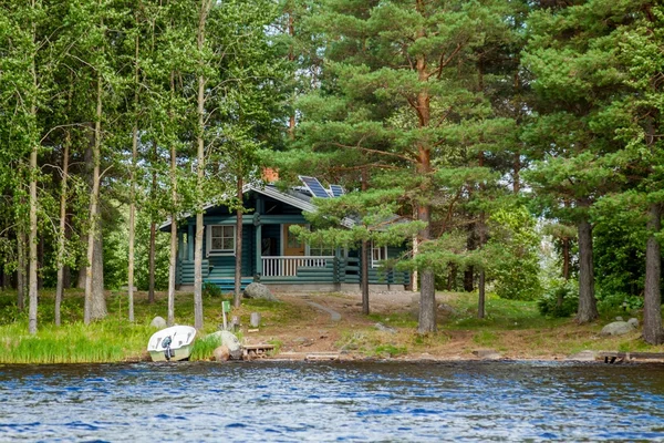 Casa junto ao lago na zona rural da Finlândia — Fotografia de Stock