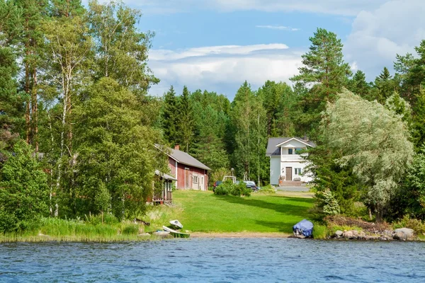 Huisje bij het meer in rural finland — Stockfoto