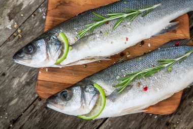 limon ve biberiye ile iki çiğ levrek 