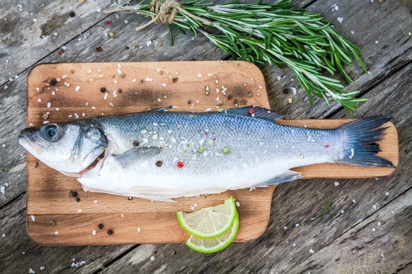 Két nyers tengeri sügér, lime, rozmaringgal — Stock Fotó