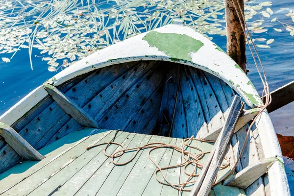 Altes hölzernes Angelruderboot — Stockfoto