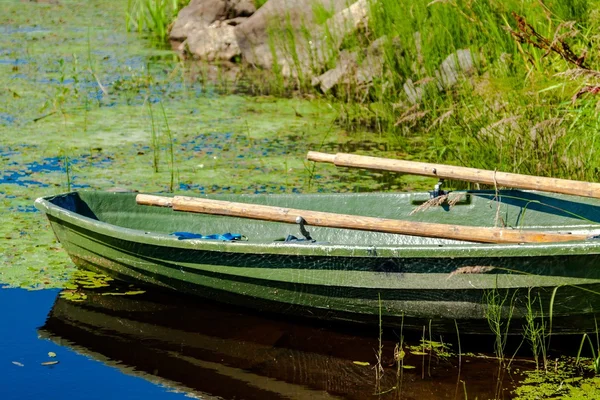 Altes hölzernes Angelruderboot — Stockfoto