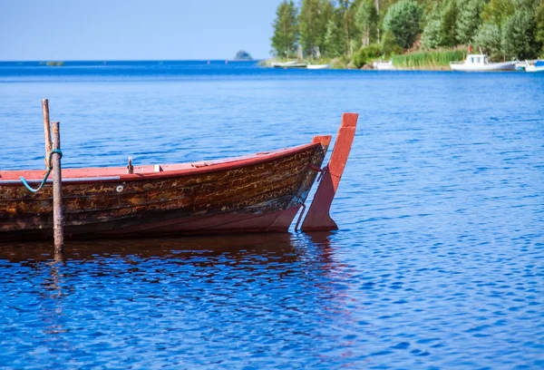 Altes hölzernes Angelruderboot — Stockfoto