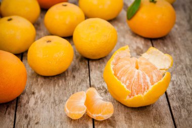 taze organik mandalina ve soyulmuş dilimleri 