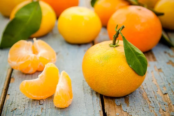 Färska ekologiska mandariner med blad — Stockfoto