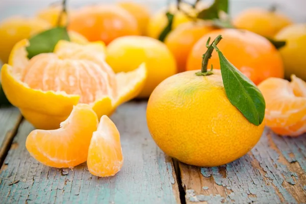 Fresh organic mandarins  with leaves — Stock Photo, Image