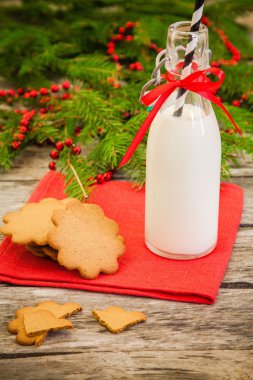 Noel gingerbread çerezleri rmilk bir rustik ahşap zemin üzerine