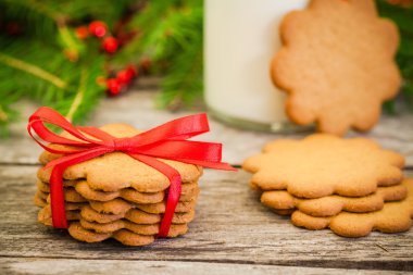 Noel gingerbread çerezleri kırmızı kurdele bir rustik ahşap zemin üzerine