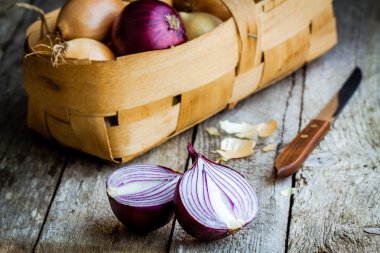 Sepet içinde taze organik soğan 