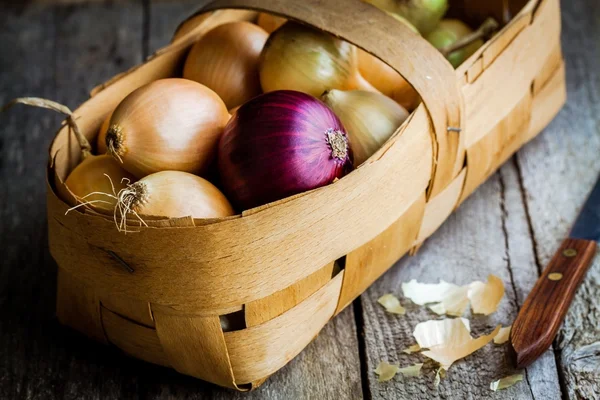 Cebollas orgánicas frescas en una cesta —  Fotos de Stock