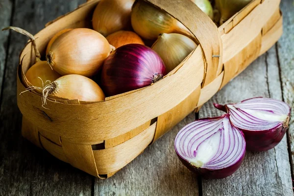 Cebollas orgánicas frescas en una cesta —  Fotos de Stock