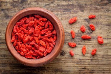 Goji meyveleri bir kil kase