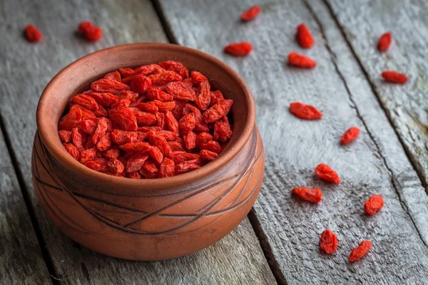 Goji berries in a clay bowl — Stock Photo, Image