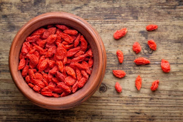 Bayas de goji en un tazón de arcilla — Foto de Stock