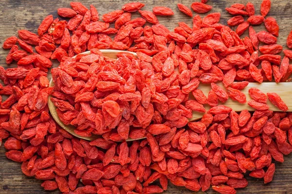 Goji-Beeren in einem Holzlöffel — Stockfoto