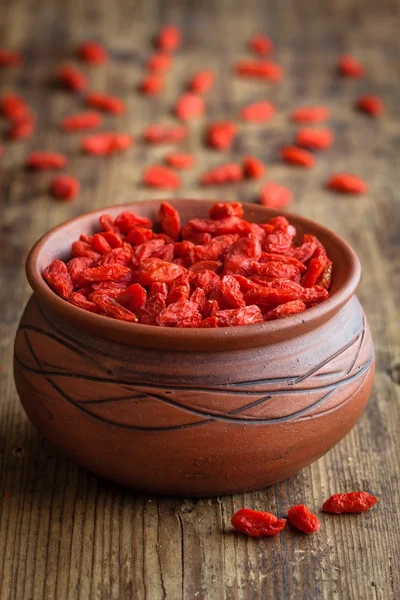 Goji berries in a clay bowl — Stock Photo, Image