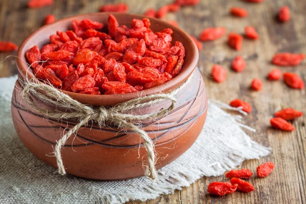 Goji berries in a clay bowl — Stock Photo, Image