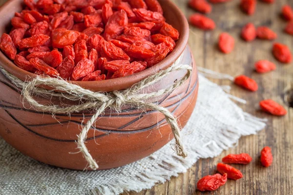 Goji berries in a clay bowl — Stock Photo, Image